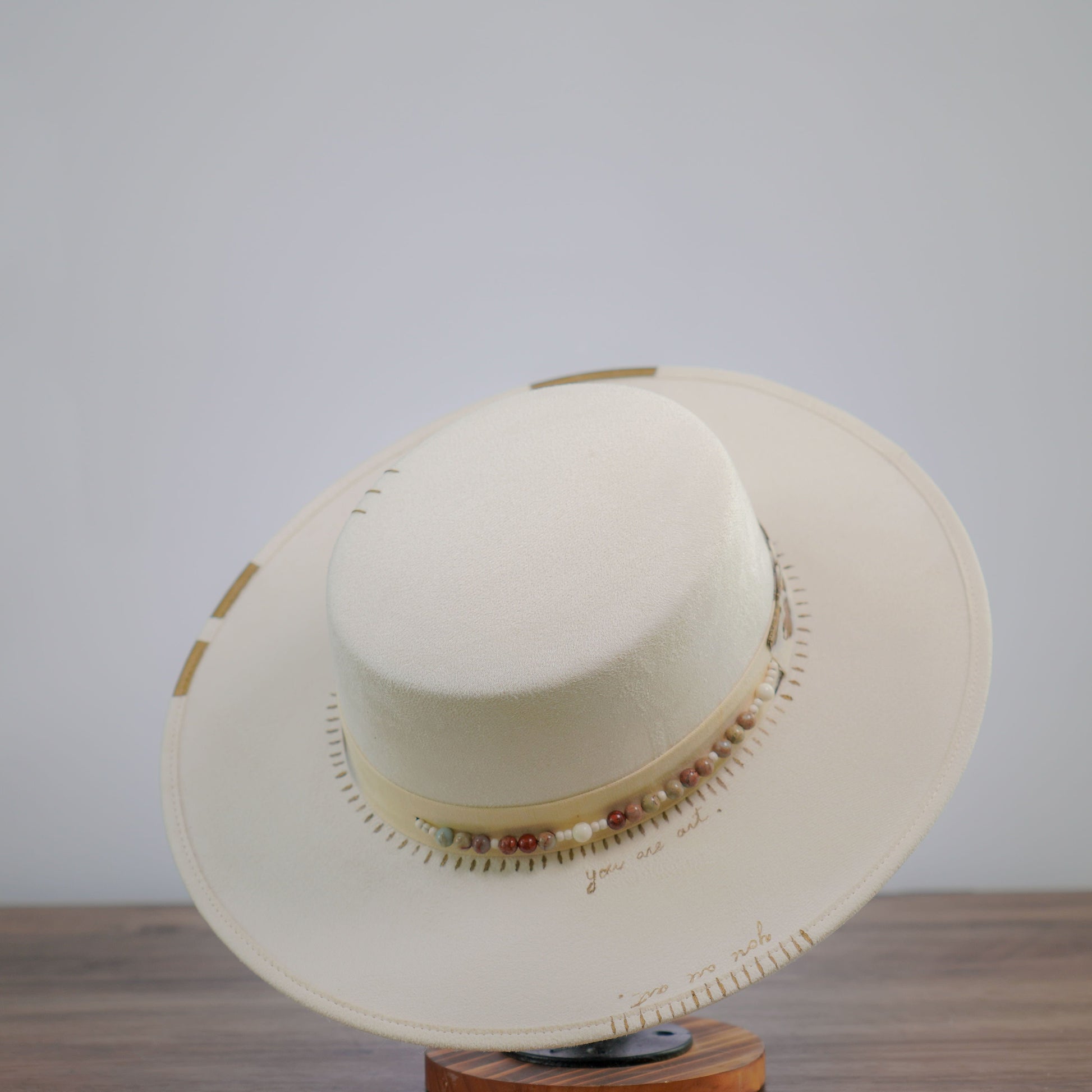 Aukala Hat m Embracing Nature Brim Hat - White